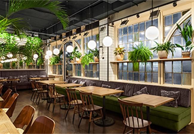 裝修公司認為合肥餐飲店裝修餐廳翻新怎么設(shè)計比較好？